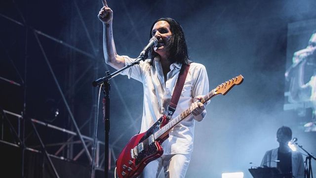 Insulti a Giorgia Meloni, il frontman della band Placebo indagato a Torino per vilipendio