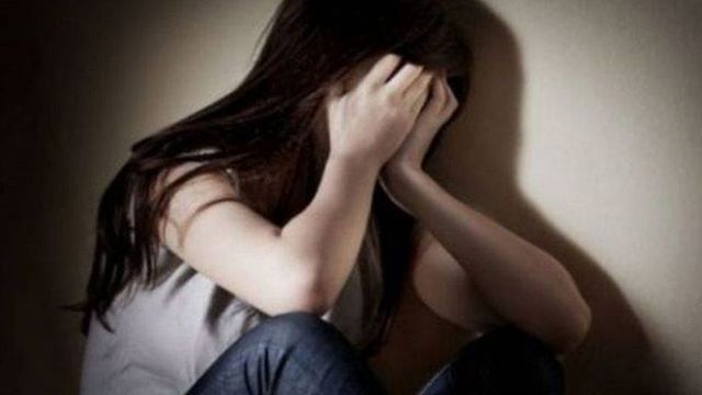 Fată de 10 ani, violată în scara blocului. Suspectul este un bărbat de 46 de ani