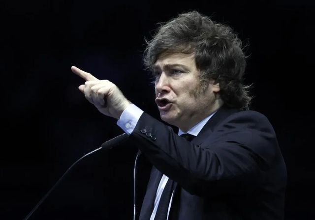 Milei regresa a España un año después de convertirse en azote de Sánchez y vuelve a arremeter contra él