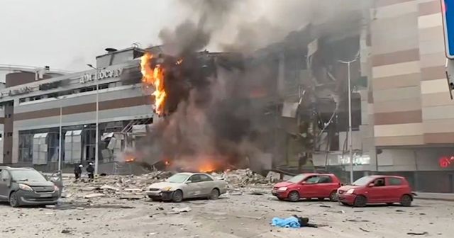 Bombe russe sulle città ucraine, esplosioni a Kiev e Dnipro su palazzi residenziali e un centro commerciale: le immagini