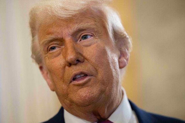 Trump amenință Apple cu un tarif de 25% dacă nu produce iPhone-uri în America