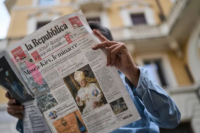 Catolicii din toată lumea sunt furioși pe Trump, după ce a publicat un portret cu el îmbrăcat în papă: „Nu vă bateți joc de noi”