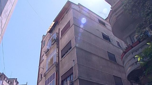 Un barbat din Bucuresti si-a aruncat cainele de la etajul 5, dupa o cearta cu sotia - Patrupedul nu a supravietuit