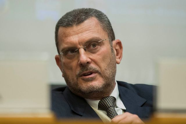 Il sottosegretario Luciano Barra Caracciolo che non sa se è ancora sottosegretario del governo