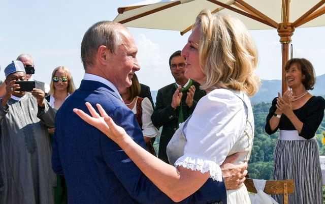 Șefa diplomației austriece ar vrea să mai danseze o dată cu Putin