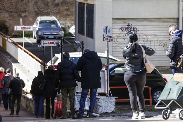 Coronavirus Roma, Raggi scrive a Zingaretti: “Ripristinate i normali orari dei supermercati”