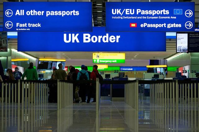 Cetățenii UE care nu s-au înregistrat la timp pentru statutul de ședere, deportați din Marea Britanie