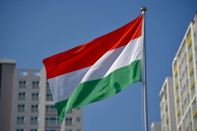 Fizetnie kell az erdélyi polgármesternek a magyar zászlók használata miatt