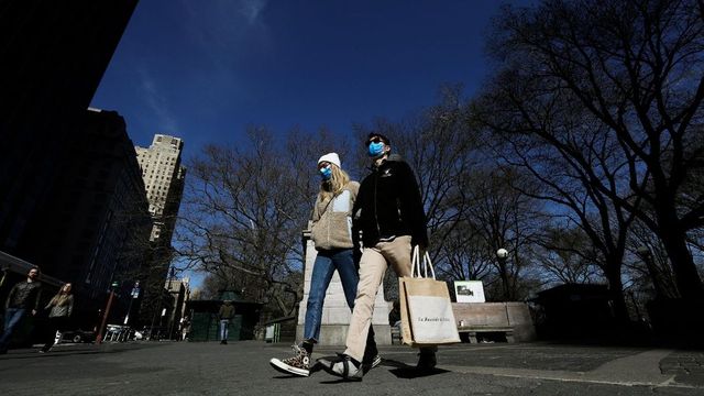 New York kormányzója szerint önpusztító, hogy még mindig sokan járkálnak az utcán