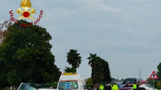 Scontro tra bus di studenti e auto, un morto nel Trevigiano