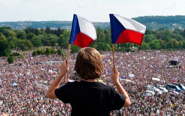 Aproximativ un sfert de milion de cehi au ieșit în stradă la Praga, cerând demisia premierului Babis