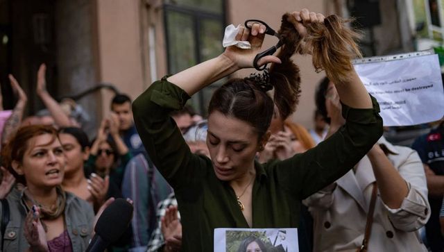 Roma, prof taglia ciocca di capelli a una studentessa di origini iraniane