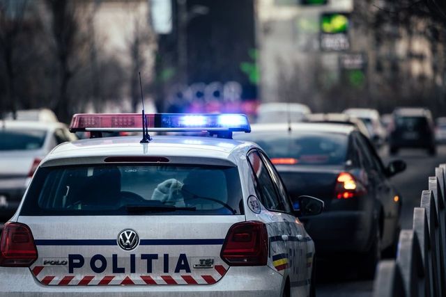 Doi bărbați din Caracal au fost reținuți după ce au răpit o femeie