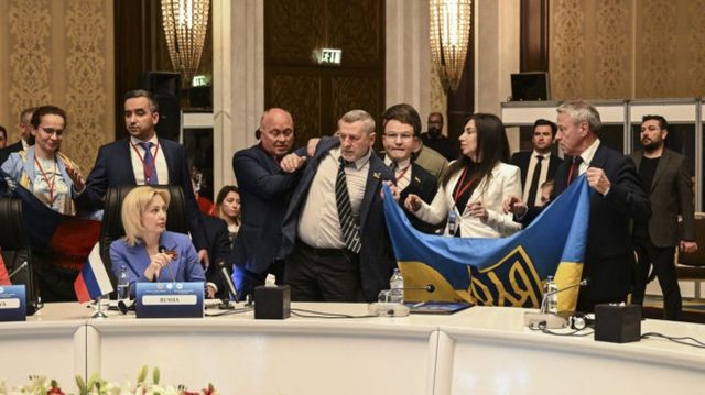 Un delegat ucrainean i-a dat un pumn în față unui reprezentant al rușilor, la o reuniune în Turcia