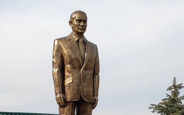 Președintele rus Vladimir Putin are o statuie aurită în Kîrgîzstan