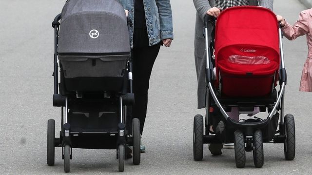 Грузовик сбил женщину с коляской на тротуаре в Москве