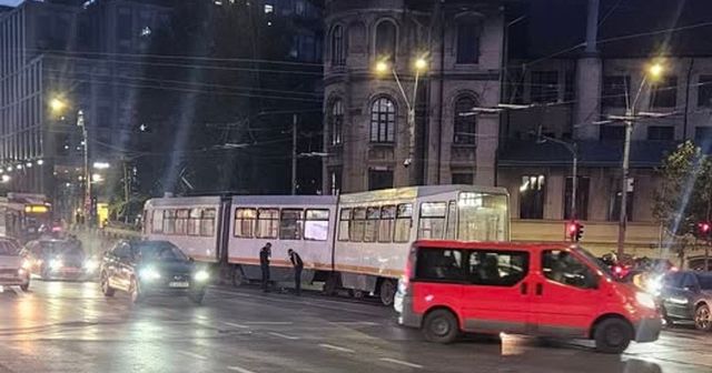 Tramvai deraiat în București, după ce a lovit o trotinetă electrică