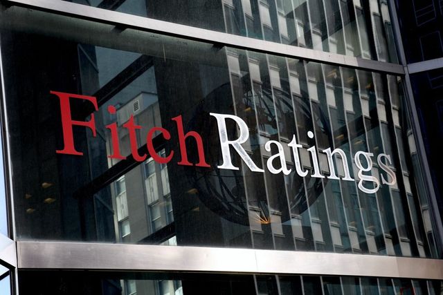 Fitch: Măsurile luate de Guvernul Bolojan vor pune presiune asupra creșterii economice