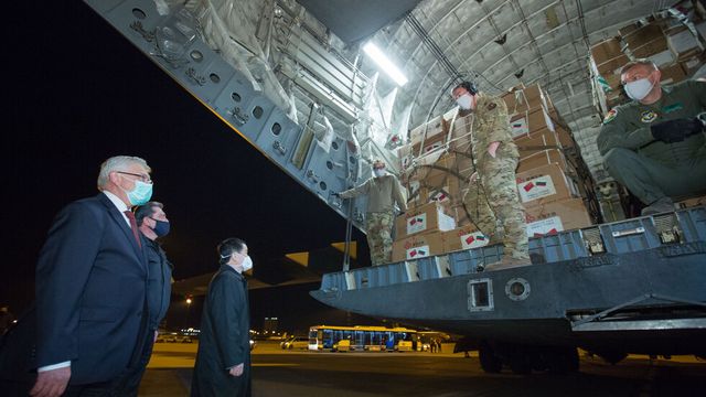 Министър Кирил Ананиев посрещна първата пратка медицински материали от Китай