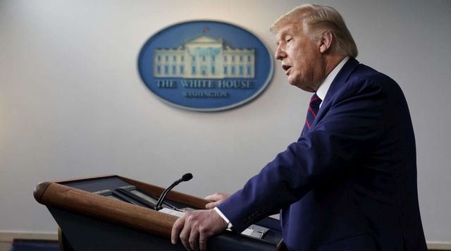 Allarme coronavirus alla Casa Bianca, positivo membro dello staff di Trump dopo focolaio tra 007