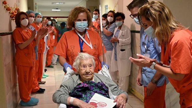 Pacientă de 104 ani, externată după ce a câștigat lupta cu COVID-19