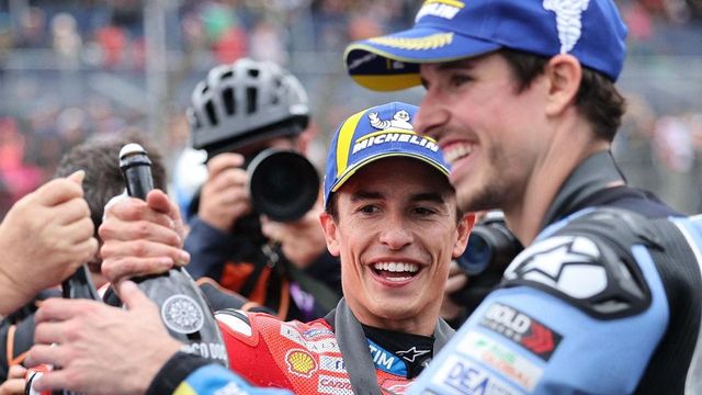 MotoGp, Bezzecchi trionfa a Silverstone davanti a Zarco e Marc Marquez - Il Fatto Quotidiano