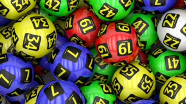 Un bătrân a câștigat la loto după ce și-a uitat ochelarii acasă și nu a văzut ce numere a bifat