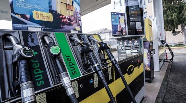 Fa il pieno di benzina in Slovenia e va via senza pagare: 89enne intercettata dall’Interpol