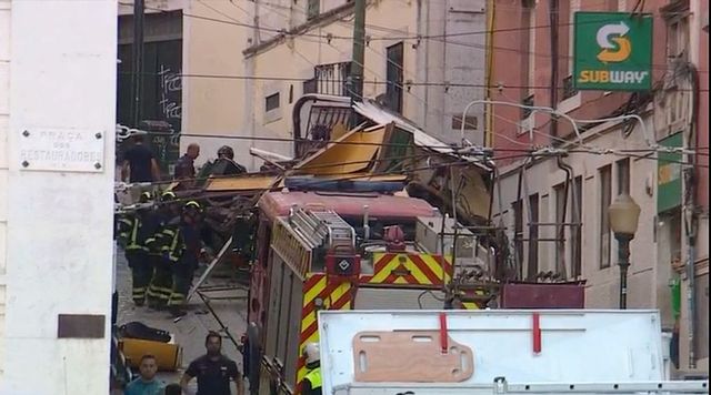 Al menos 3 muertos y 20 heridos en Lisboa al descarrilar un funicular