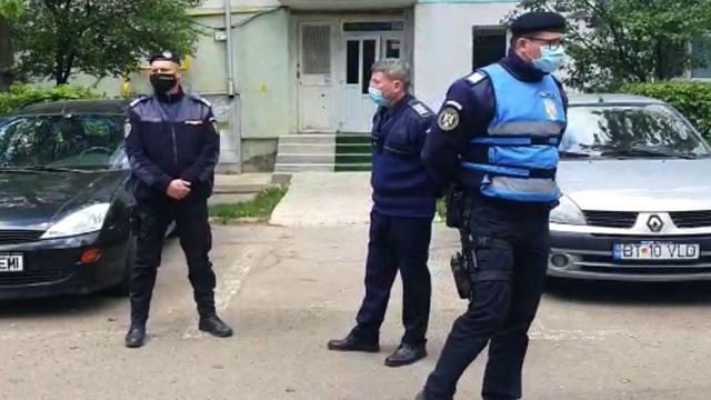 Un tânăr din Botoșani și-a sechestrat soția, soacra și fetița într-un apartament