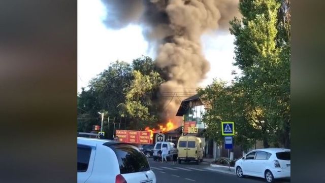 Incendiu devastator la un restaurant din Bubuieci. Pompierii luptă cu flăcările