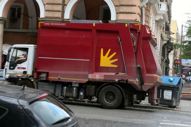 Roma, uomo trovato morto in un camion della raccolta rifiuti
