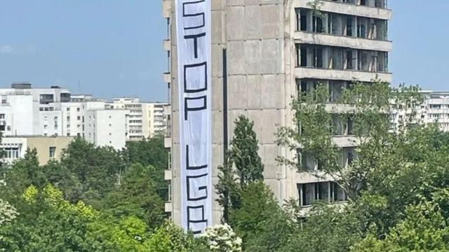 Anchetă a Poliției Capitalei după apariția pe o clădire a unui banner uriaș cu mesajul „STOP LGBT”