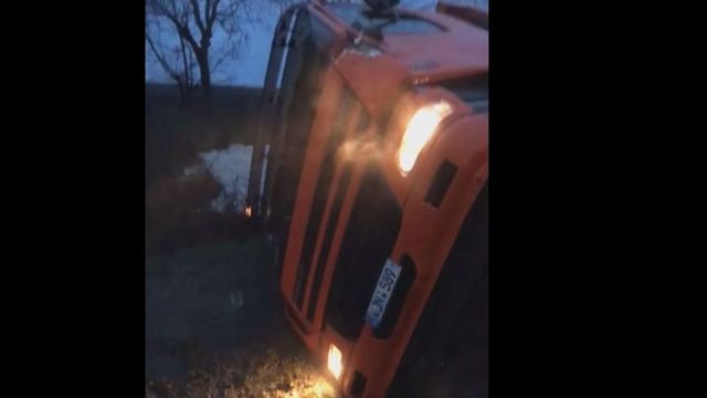 Un camion încărcat cu zeci de tone de pietriș s-a răsturnat pe șoseaua Balcani