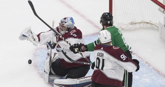 Pavel Francouz ozdobil svou premiéru v play-off NHL čistým kontem, Pastrňák opět bez bodu