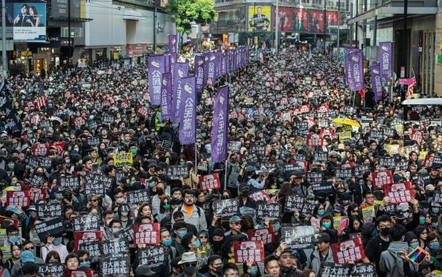Zeci de mii de persoane participă la Hong Kong la o manifestație pentru aniversarea a șase luni de contestații