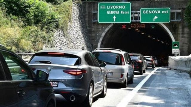 Pullman a fuoco sulla A12 fra i caselli di Genova Nervi e Recco, autostrada chiusa