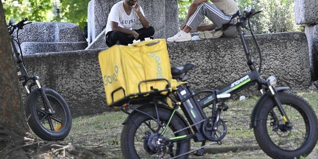 Giudice obbliga Glovo a trattativa su rischi caldo per rider