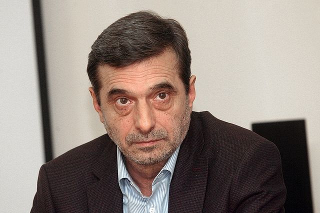 За фалшиви формуляри за трудови книжки предупреди Димитър Манолов