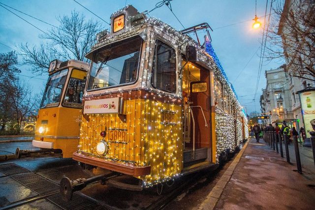 Már közlekedik a budapesti fényvillamos