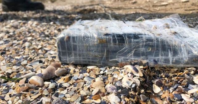 Alte șase pachete cu 170 kg de cocaină, găsite plutind pe mare în apropierea graniței cu România