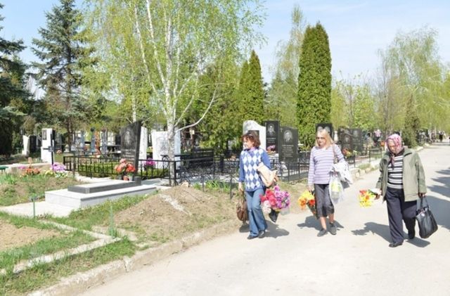 Как в столице будут работать кладбища на Радоницу