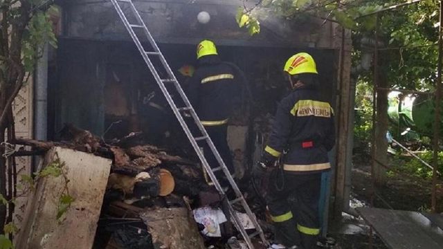 Incendiu într-o gospodărie din Bălți: Un garaj a ars