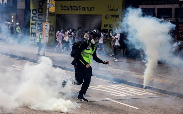Proteste în Hong Kong din cauza legii securității naționale. Poliția a intervenit cu gaze lacrimogene