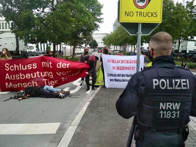 Proteste la abatorul Tonnies din Germania, unde sute de români s-au infectat cu coronavirus