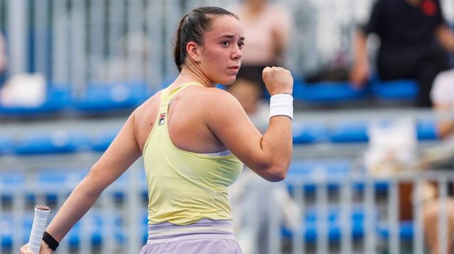 Valentová v Ósace vyřadila nasazenou trojku Mertensovou, Bouzková vypadla