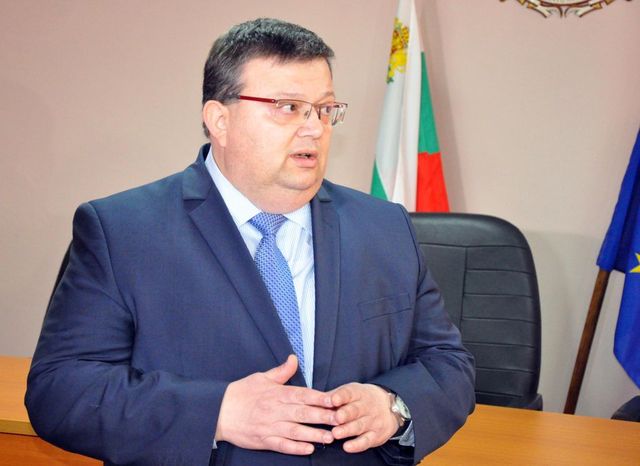 Цацаров нареди проверка в агенцията по храните след филм на Генка Шикерова