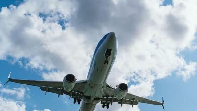 Etihad asks pilots to exercise caution with fuel control switches on Boeing 787s, orders their inspection