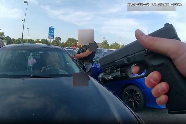 Momentul în care o femeie de culoare, însărcinată, este împușcată mortal de poliție în timp ce se afla la volanul unei mașini