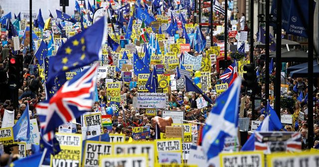 Londra invasa da migliaia di manifestanti anti-Brexit